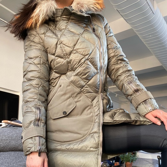 Quilted Down Coat with detachable hood, designed with zip pockets. Size IT 40. - Picture 5 of 10